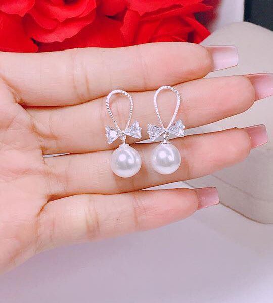 Khuyên Ngọc Trai Đính Nơ cho nàng nữ tính